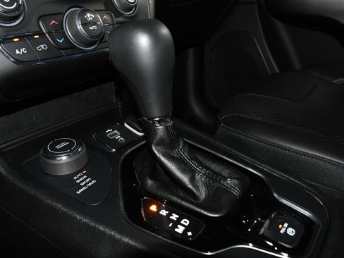 Used 2019 Jeep Cherokee Limited image 39