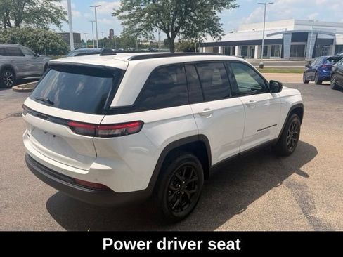 Used 2024 Jeep Grand Cherokee Altitude AWD/4WD image 4
