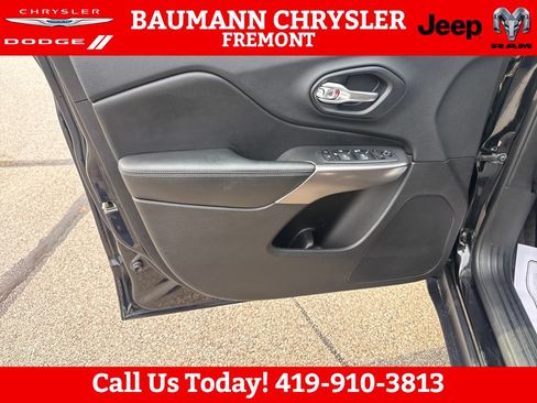 Used 2019 Jeep Cherokee Latitude w/ Popular Appearance Group FWD image 10