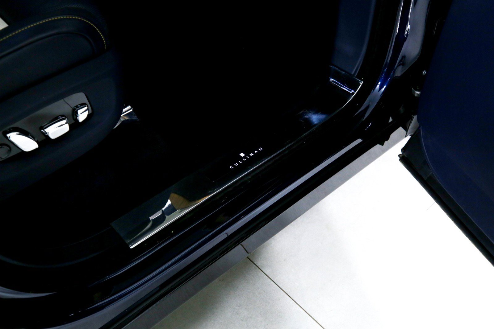 Certified 2025 Rolls-Royce Cullinan AWD/4WD image 41