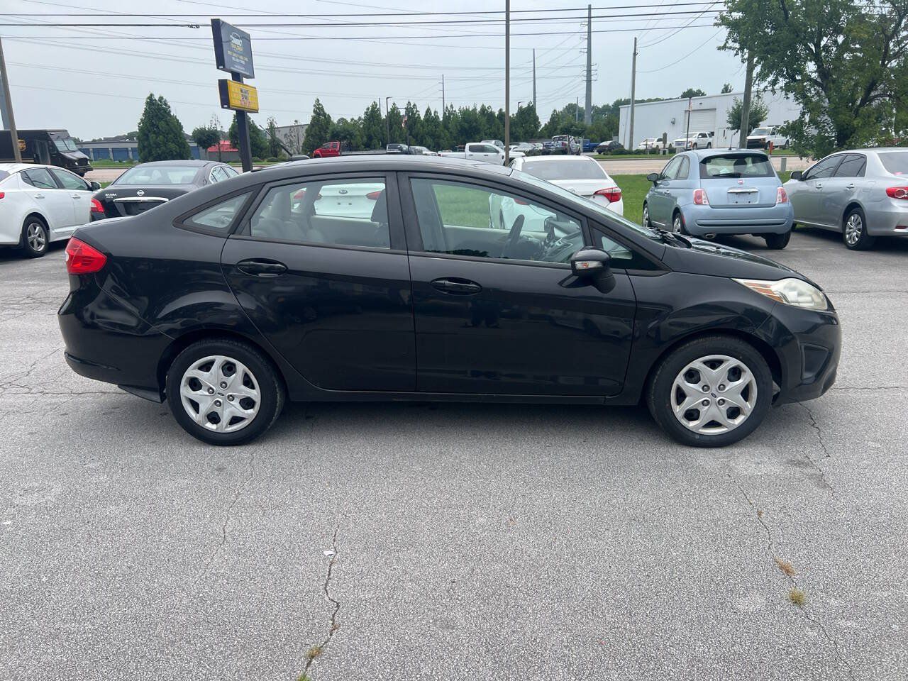 Used 2013 Ford Fiesta SE FWD image 5