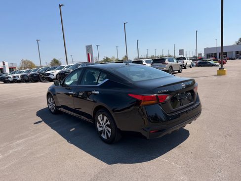 Used 2025 Nissan Altima 2.5 S FWD image 4