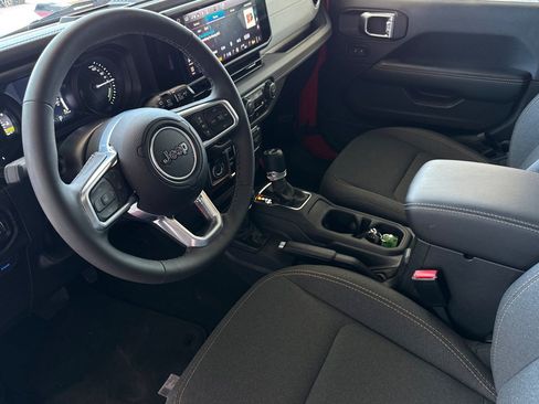 Used 2025 Jeep Wrangler Unlimited Sahara AWD/4WD image 11