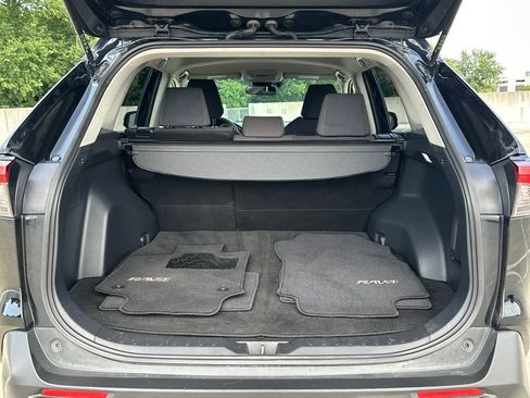 Used 2020 Toyota RAV4 LE AWD/4WD image 5