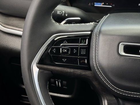 Used 2023 Jeep Grand Cherokee Overland w/ Luxury Tech Group IV AWD/4WD image 17