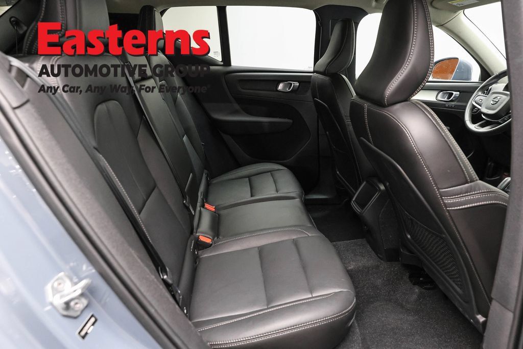 Used 2021 Volvo XC40 T4 Momentum FWD image 25