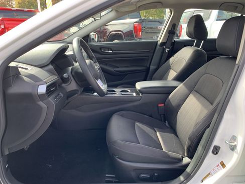 Used 2024 Nissan Altima 2.5 SV image 10