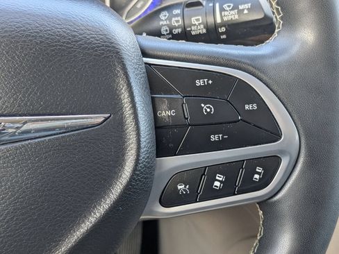 Used 2024 Chrysler Pacifica Limited FWD image 29