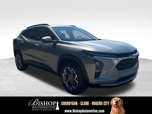 Used 2025 Chevrolet Trax LT FWD image 13