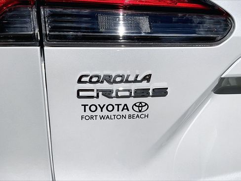 Used 2023 Toyota Corolla Cross XLE w/ Convenience Package FWD image 27