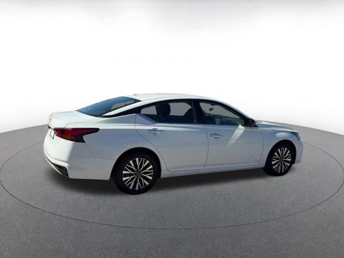 Used 2025 Nissan Altima 2.5 SV FWD image 12