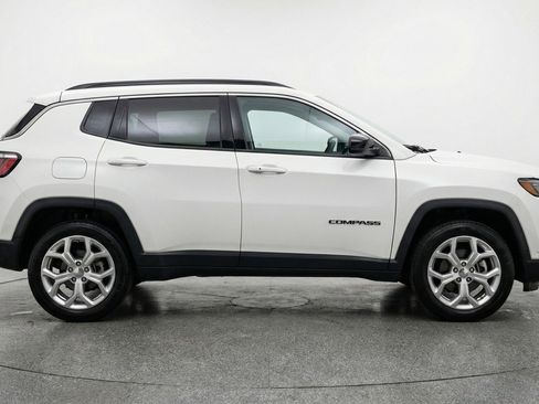 Used 2025 Jeep Compass Latitude image 11