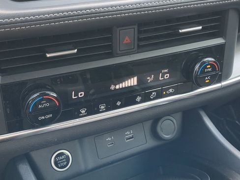 Used 2023 Nissan Rogue SV image 17