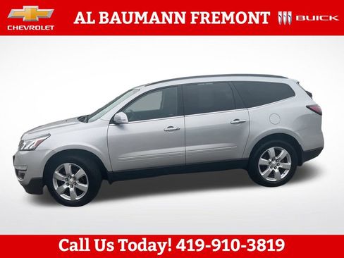 Used 2017 Chevrolet Traverse LT w/ Style and Technology Package FWD image 3
