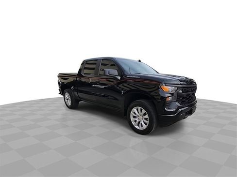 Used 2025 Chevrolet Silverado 1500 Custom image 2