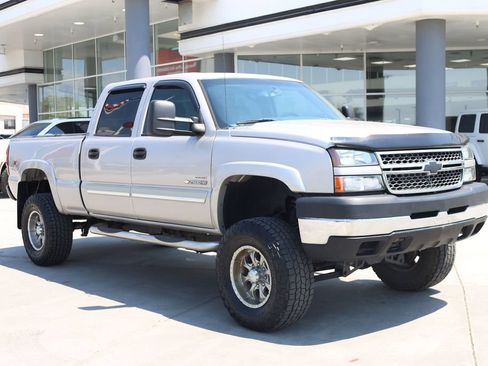 Used 2005 Chevrolet Silverado 2500 LS w/ Heavy-Duty Power Package AWD/4WD image 8