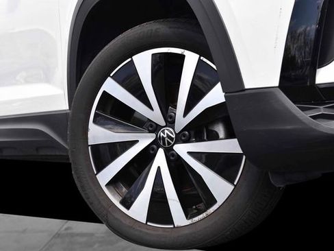 Certified 2023 Volkswagen Taos SE image 3