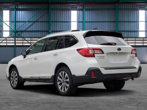 Used 2018 Subaru Outback 3.6R Touring w/ Popular Package #3 AWD/4WD image 3