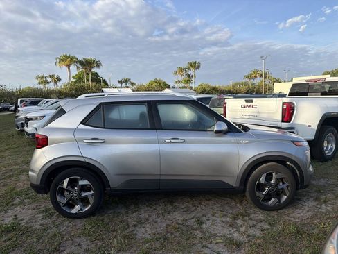 Used 2024 Hyundai Venue SEL image 3