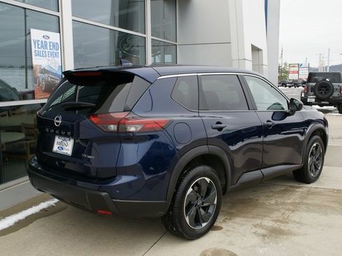 Used 2024 Nissan Rogue SV image 3