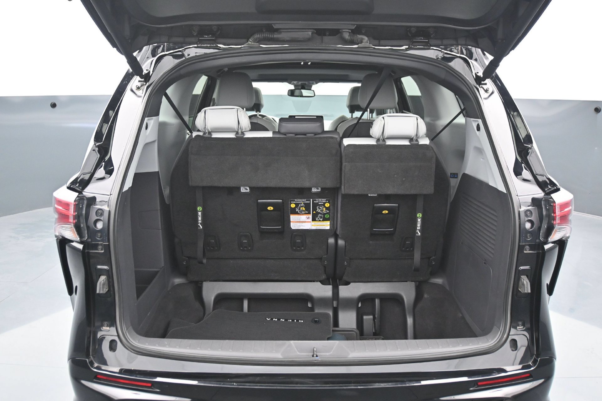 Used 2022 Toyota Sienna XSE FWD image 16