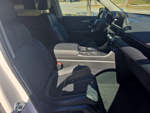 Used 2025 Honda Pilot EX-L image 10