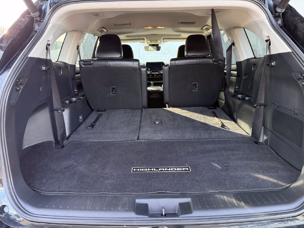 Used 2023 Toyota Highlander XLE AWD/4WD image 12