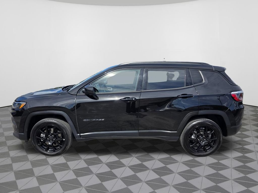 Used 2025 Jeep Compass Latitude w/ Convenience Group AWD/4WD image 14