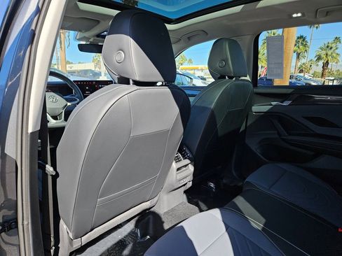 New 2026 Volkswagen Tiguan SE FWD image 17