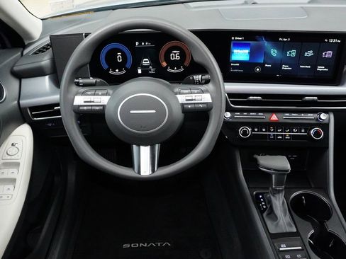 Used 2025 Hyundai Sonata SE FWD image 18