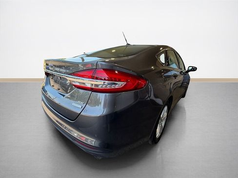 Used 2018 Ford Fusion SE w/ Fusion SE Technology Package FWD image 4