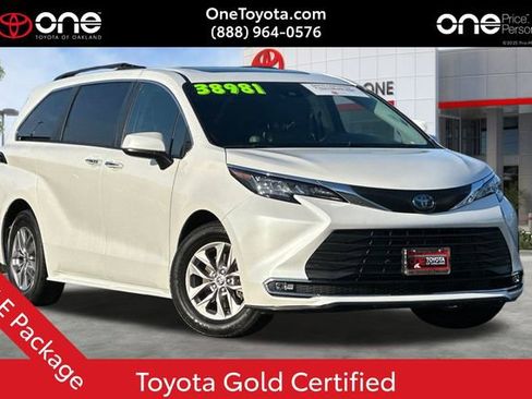 Used 2023 Toyota Sienna XLE image 1