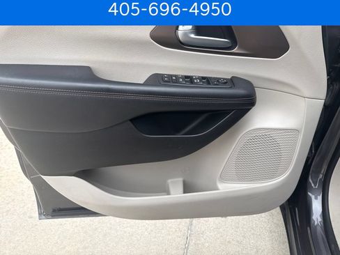 Used 2018 Chrysler Pacifica Touring-L FWD image 10