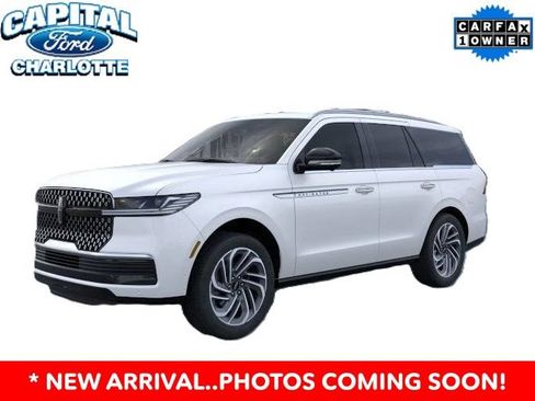 Used 2025 Lincoln Navigator Reserve AWD/4WD image 2