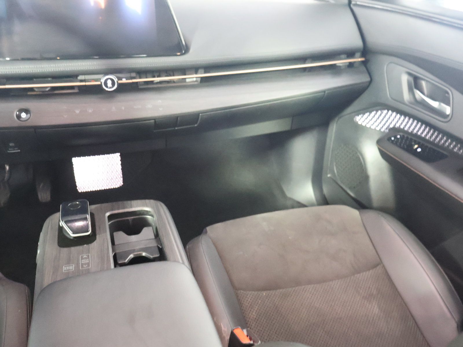 Used 2023 Nissan Ariya AWD image 31