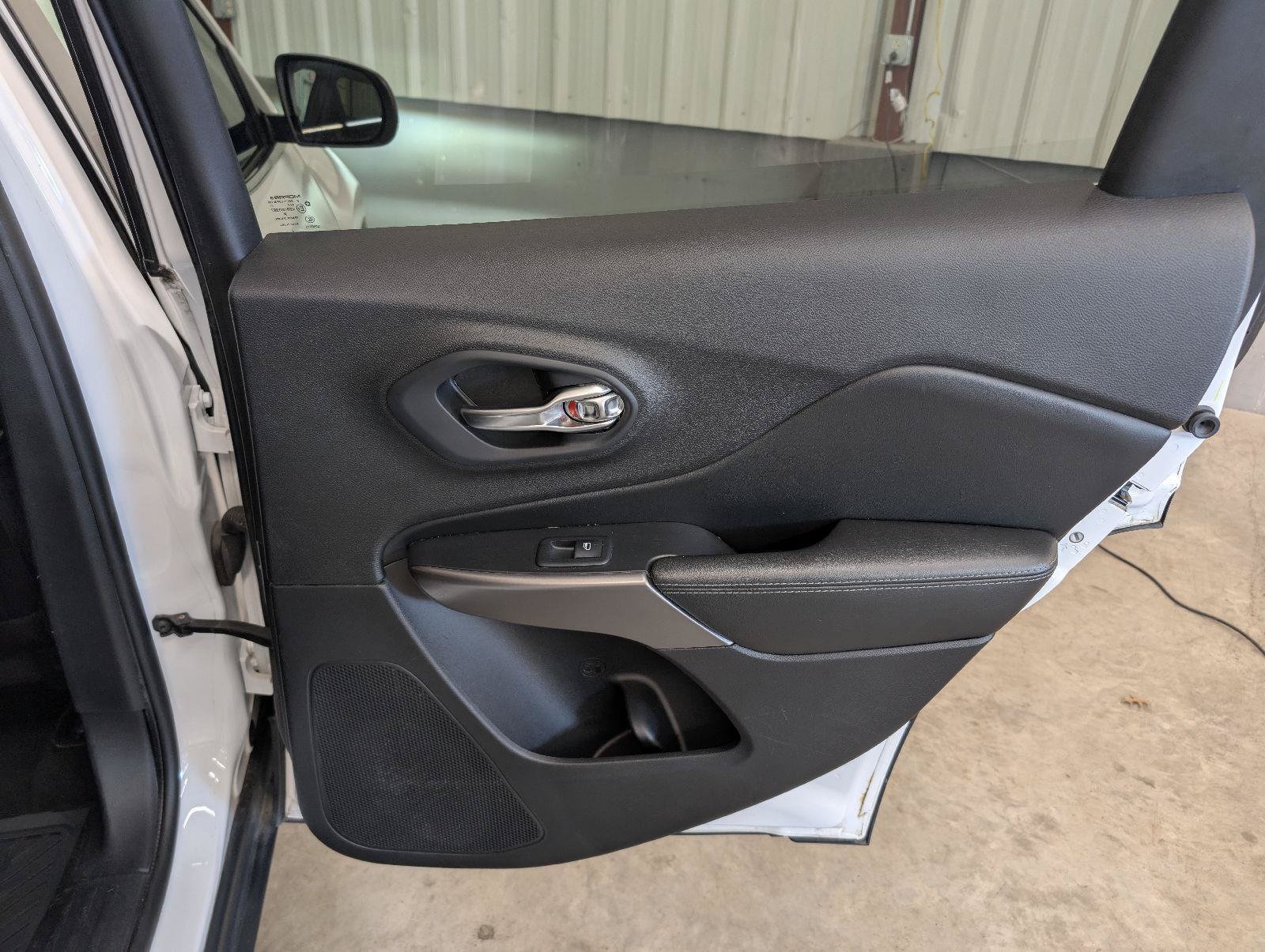 Used 2019 Jeep Cherokee Limited FWD image 32