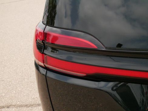 Used 2023 Chrysler Pacifica Touring-L FWD image 17