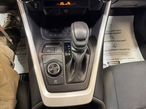 Used 2024 Toyota RAV4 LE image 32