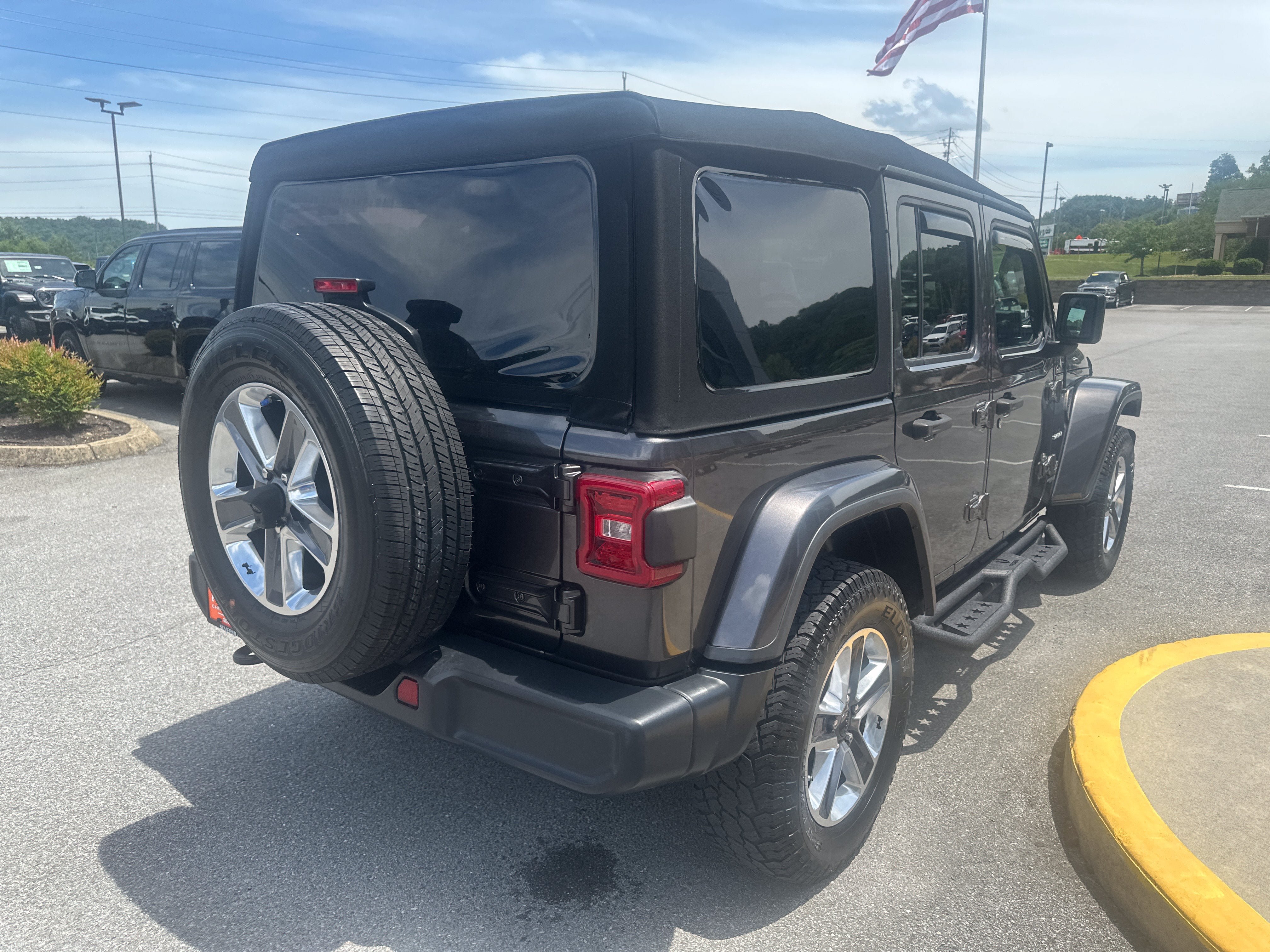 Used 2020 Jeep Wrangler Unlimited Sahara AWD/4WD image 8