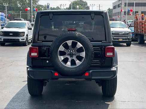 Used 2018 Jeep Wrangler Unlimited Sahara AWD/4WD image 3
