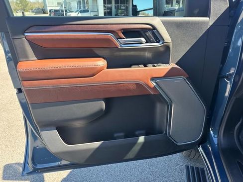 New 2026 GMC Sierra 2500 Denali Ultimate w/ LPO, Black Badging Package image 23