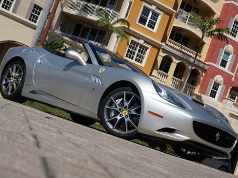 Used 2011 Ferrari California image 70