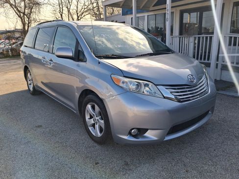 Used 2011 Toyota Sienna LE w/ Towing Pkg FWD image 4
