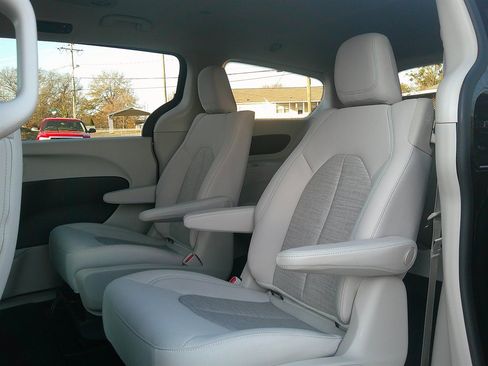 Used 2017 Chrysler Pacifica Touring Plus image 30