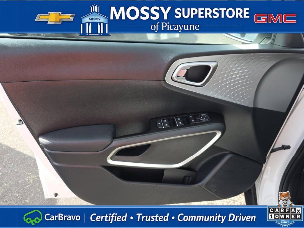 Used 2025 Kia Soul LX w/ LX Technology Package FWD image 13