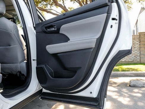 Used 2022 Toyota Highlander XLE image 59