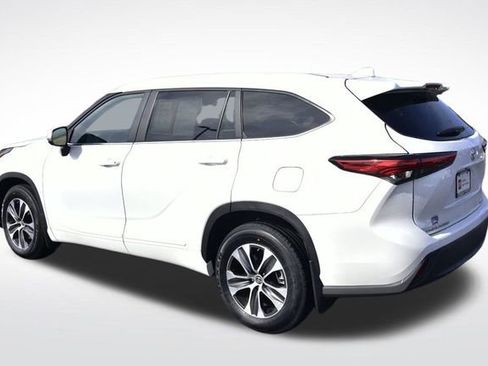 Certified 2023 Toyota Highlander XLE image 3