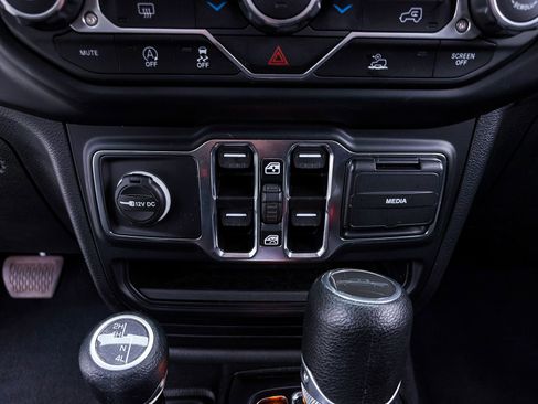 Used 2023 Jeep Gladiator Sport AWD/4WD image 19