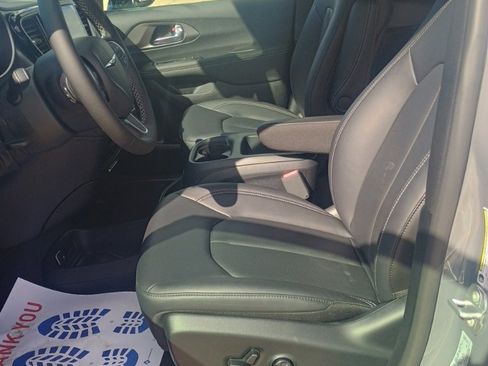 New 2025 Chrysler Pacifica Select image 19