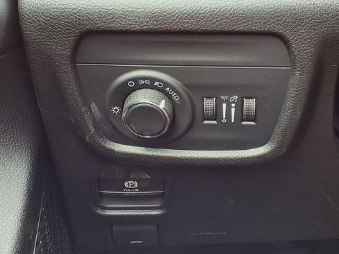 Used 2024 Jeep Grand Cherokee Laredo AWD/4WD image 17